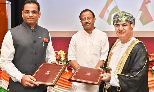 ഇ​ന്ത്യ​ൻ വി​ദേ​ശ​കാ​ര്യ സ​ഹ​മ​ന്ത്രി​ക്ക്​ ഊ​ഷ്മ​ള വ​ര​വേ​ൽ​പ്