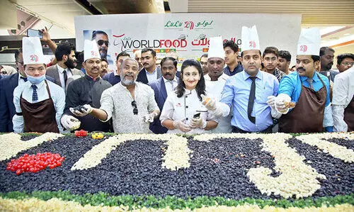 ലുലു വേൾഡ് സീസൺ- 2 പ്രമോഷൻ: കേക്ക് മിക്സിങ് നടത്തി