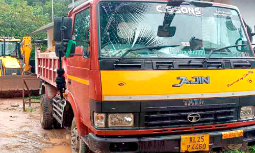 അനധികൃത മണ്ണ് ഖനനം: മണ്ണ് മാന്തിയന്ത്രവും ലോറിയും പിടികൂടി