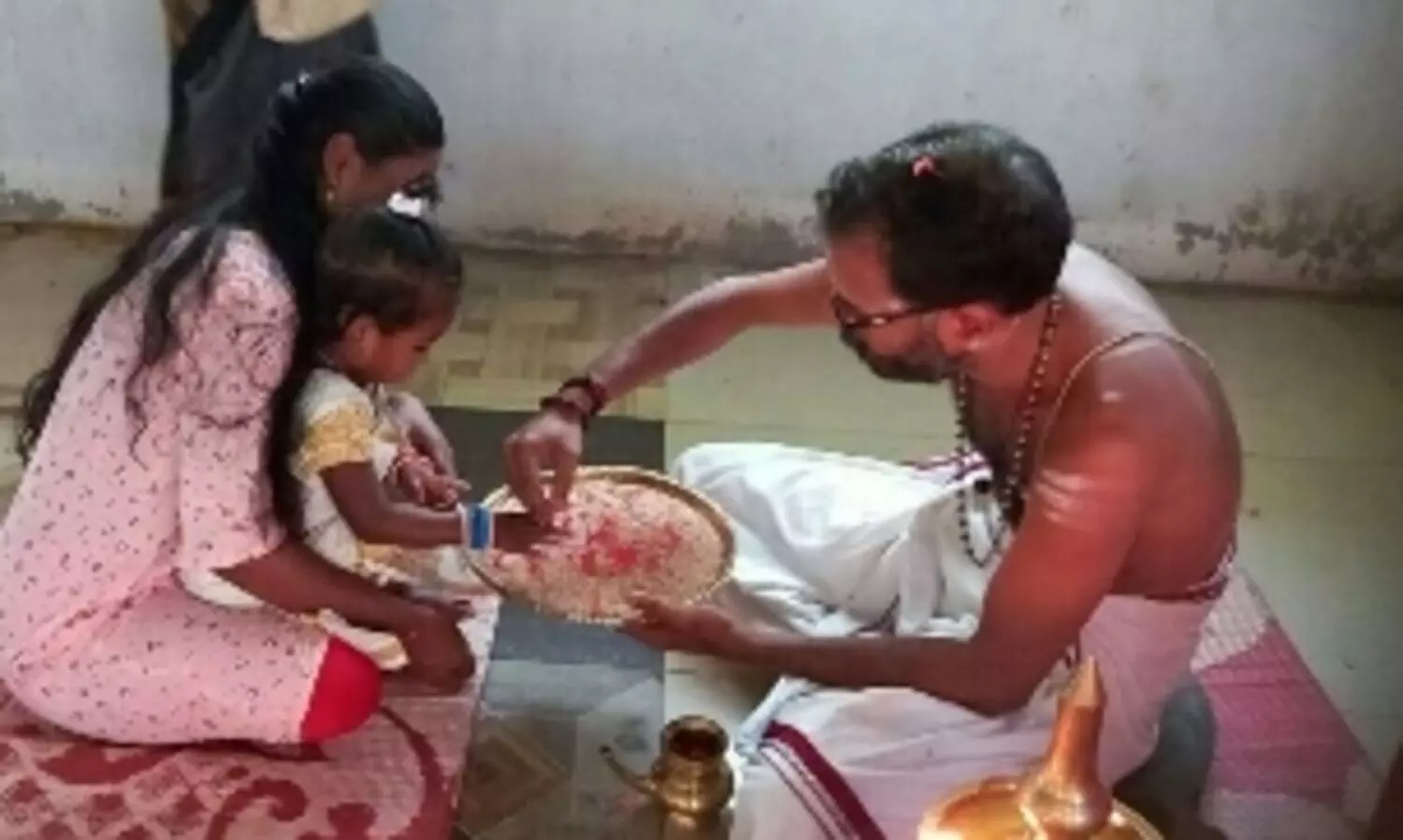 പശ്ചിക ബംഗാൾ സ്വദേശികളായ ദമ്പതികളുടെ മകൾ മലയാളത്തിൽ ആദ്യാക്ഷരം കുറിച്ചു