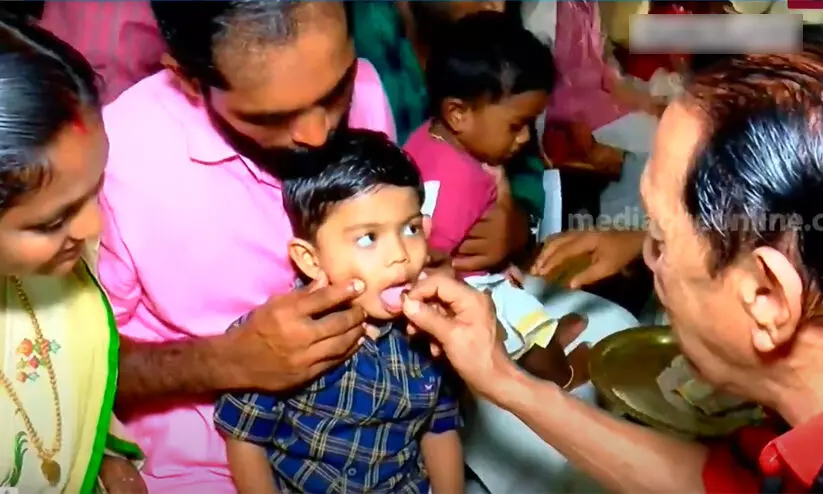 ഇന്ന് വിജയദശമി: വിദ്യാരംഭം കുറിച്ച് കുരുന്നുകൾ