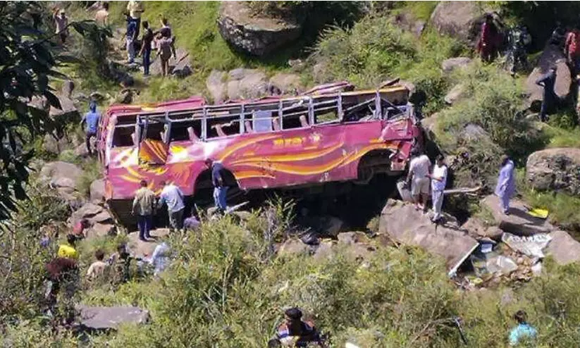 ഉത്തരാഖണ്ഡിൽ ബസ് മറിഞ്ഞ് 25മരണം; 21 പേർക്ക് പരിക്ക് ഉത്തരാഖണ്ഡിൽ ബസ് മറിഞ്ഞ് 25മരണം; 21 പേർക്ക് പരിക്ക്
