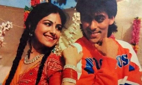 Ayesha Jhulka Opens Up About Salman Khans donate food for beggars from sets