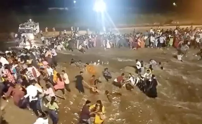 പശ്ചിമബംഗാളിൽ വിഗ്രഹം നിമജ്ജനം ചെയ്യുന്നതിനിടെ നദിയിൽ മിന്നൽപ്രളയം; എട്ട് പേർ മുങ്ങി മരിച്ചു