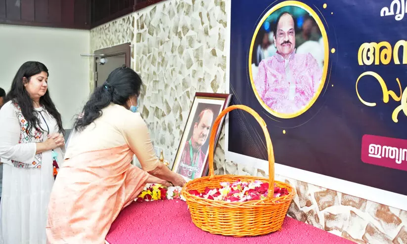 അറ്റ്ലസ് രാമചന്ദ്രന് പുഷ്പാഞ്ജലി അർപ്പിച്ച് പ്രവാസലോകം