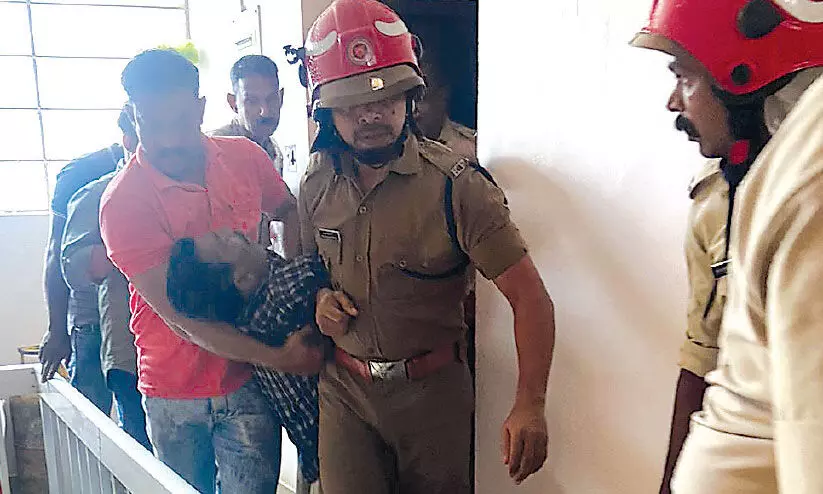 കൽപറ്റയിലെ ലോഡ്ജിൽ കൊല്ലം സ്വദേശിയുടെ ആത്മഹത്യ ഭീഷണി കൽപറ്റയിലെ ലോഡ്ജിൽ കൊല്ലം സ്വദേശിയുടെ ആത്മഹത്യ ഭീഷണി