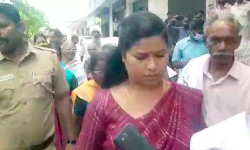 പള്ളിക്കലിലെ പാറക്വാറി: പഞ്ചായത്ത് സെക്രട്ടറിയെ തടഞ്ഞുവെച്ചു