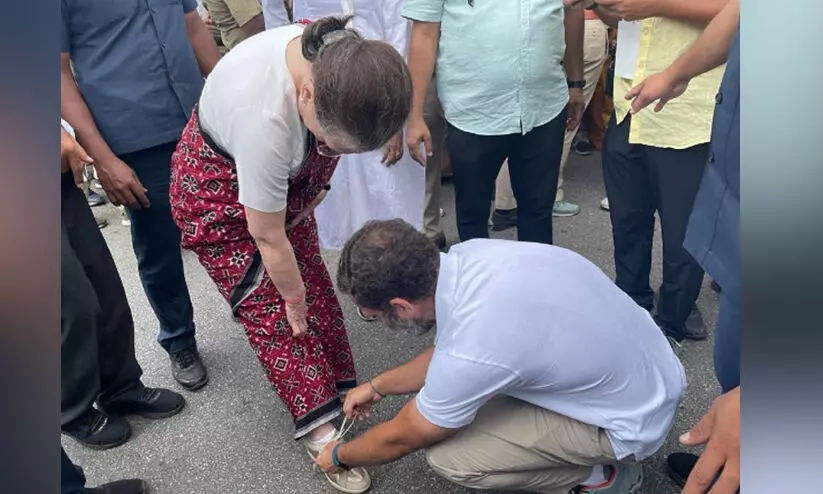 ഭാരത് ജോഡോ യാത്രക്കിടെ സോണിയയുടെ ഷൂ ലേസ് കെട്ടിക്കൊടുക്കുന്ന രാഹുൽ; ചിത്രം ഏറ്റെടുത്ത് സമൂഹ മാധ്യമങ്ങൾ ഭാരത് ജോഡോ യാത്രക്കിടെ സോണിയയുടെ ഷൂ ലേസ് കെട്ടിക്കൊടുക്കുന്ന രാഹുൽ; ചിത്രം ഏറ്റെടുത്ത് സമൂഹ മാധ്യമങ്ങൾ