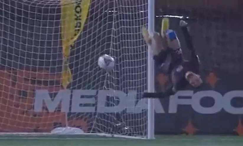 ഇത് വല്ലാത്തൊരു പെനാൽറ്റിയായിപ്പോയി; വൈറലായി അതിശയ ഗോൾ -VIDEO ഇത് വല്ലാത്തൊരു പെനാൽറ്റിയായിപ്പോയി; വൈറലായി അതിശയ ഗോൾ -VIDEO