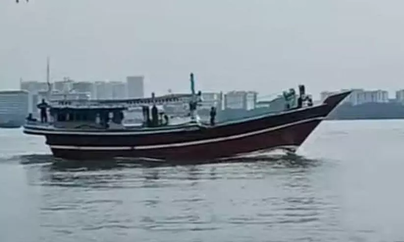 കൊച്ചി പുറങ്കടലിൽ വൻ ഹെറോയിൻ വേട്ട: അഞ്ച് പാക് പൗരൻമാർ ഉൾപ്പെടെ ആറുപേർ കസ്റ്റഡിയിൽ