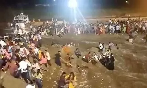 പശ്ചിമബംഗാളിൽ വിഗ്രഹം നിമജ്ജനം ചെയ്യുന്നതിനിടെ നദിയിൽ മിന്നൽപ്രളയം; എട്ട് പേർ മുങ്ങി മരിച്ചു