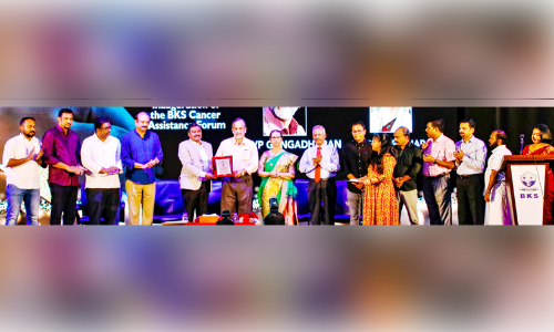 ബഹ്‌റൈൻ കേരളീയ സമാജം ആരോഗ്യമിത്രം അവാർഡ് ഡോ. വി.പി. ഗംഗാധരന് സമ്മാനിച്ചു