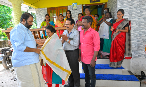 ദേശീയ റാങ്ക് ജേതാവിനെ വി.ശിവൻകുട്ടി വീട്ടിലെത്തി അഭിനന്ദിച്ചു