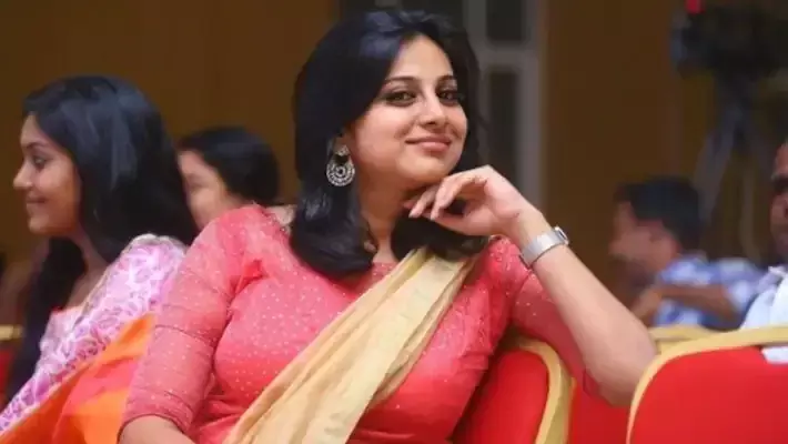 നടി അന്ന രാജനെ മൊബൈൽ കമ്പനി ജീവനക്കാർ ഷോറൂമിൽ പൂട്ടിയിട്ടു