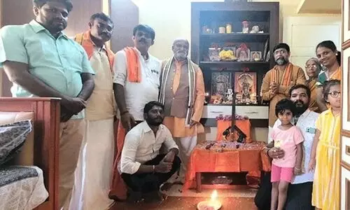 മംഗളൂരു ദസറയിൽ ആദിത്യനാഥും ബുൾഡോസറും; ഉഡുപ്പിയിൽ തോക്കും വാളും പൂജിച്ച് പ്രമോദ് മുത്തലിഖ്