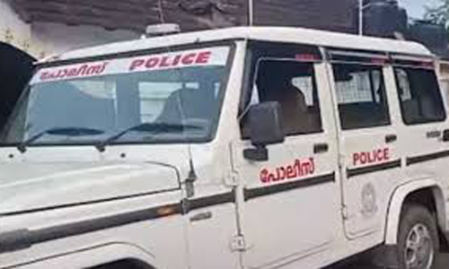 വീട്ടുവളപ്പിൽ വടിവാളും ബോംബും കഞ്ചാവും കണ്ടെത്തി; രണ്ടുപേർ പിടിയിൽ