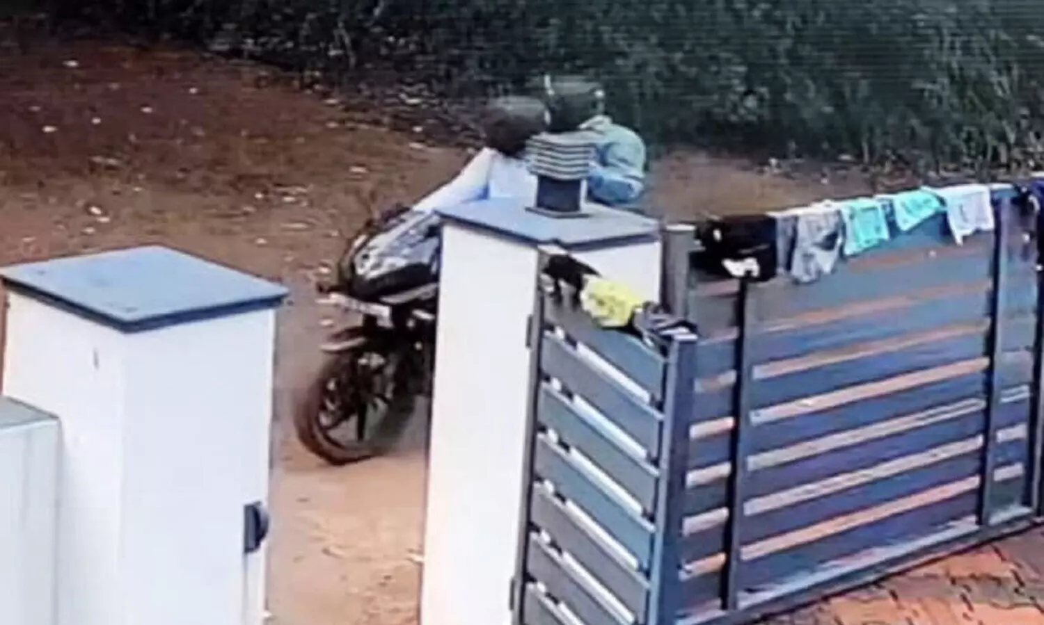 ബൈക്കിലെത്തി വീട്ടമ്മയുടെ സ്വർണമാല കവർന്നു