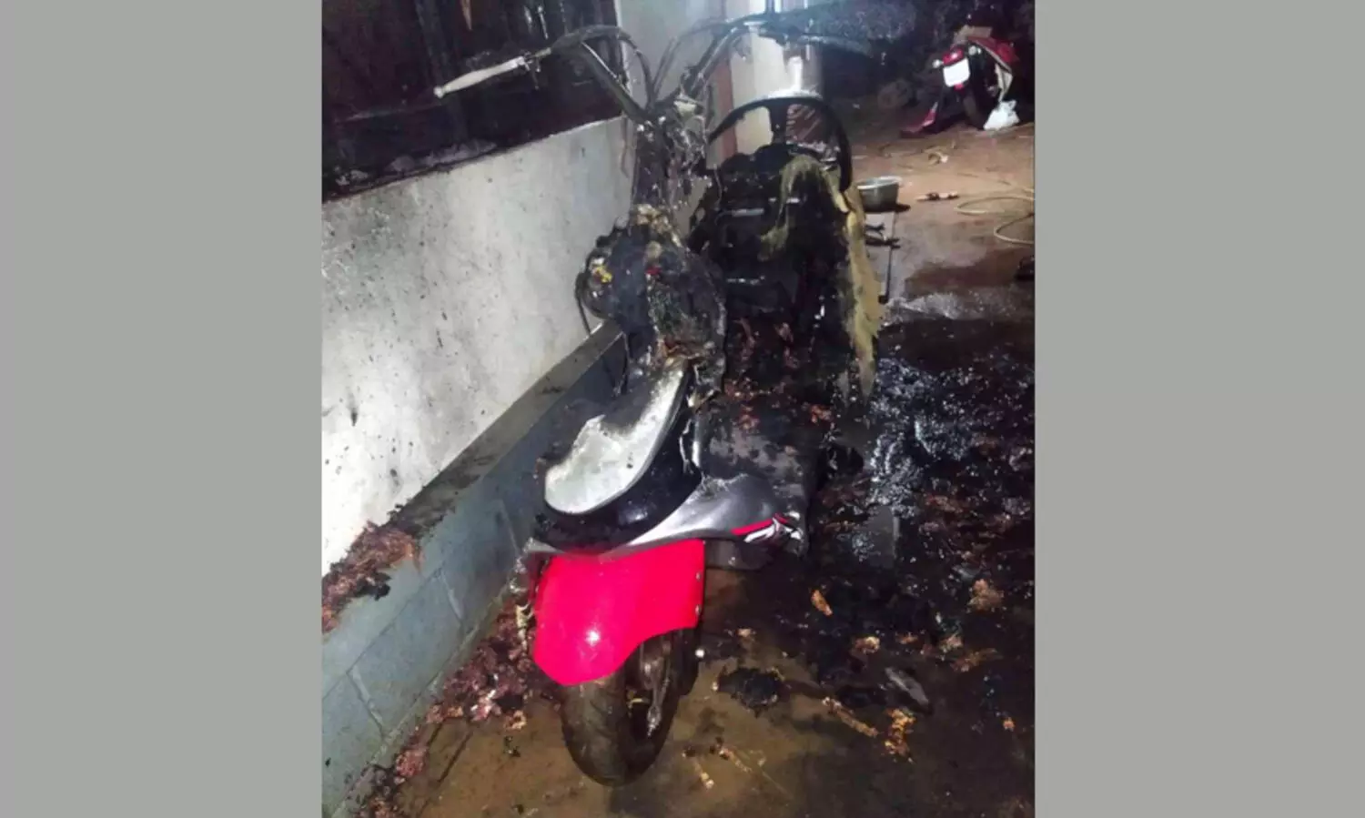 പാലക്കാട്ട് ഇലക്ട്രിക് സ്കൂട്ടർ പൊട്ടിത്തെറിച്ചു