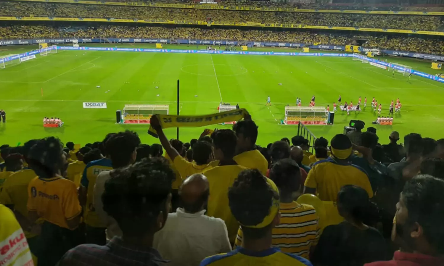 മഞ്ഞക്കടൽ കണ്ട് അതിശയം കൂറി ബ്ലാസ്റ്റേഴ്സ് താരങ്ങൾ, ആരാധകരെ ഇളക്കിമറിച്ച് ഇവാൻ