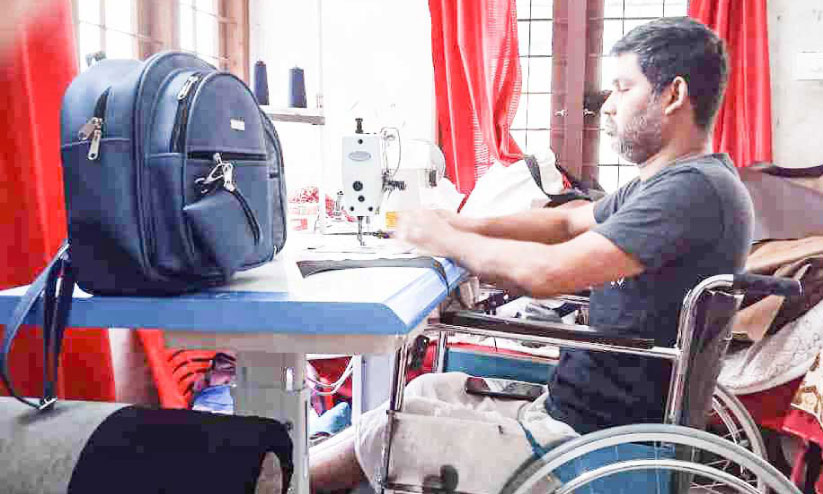 വിധിയെ തോൽപിച്ച് ജീവിതം തുന്നുകയാണ് ഷെമീർ വിധിയെ തോൽപിച്ച് ജീവിതം തുന്നുകയാണ് ഷെമീർ