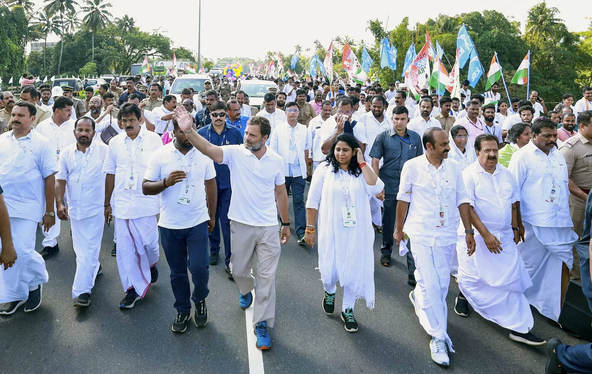 രാഹുൽ ഗാന്ധി നയിക്കുന്ന ഭാ​​ര​​ത് ജോ​​ഡോ യാ​​ത്രയിൽനിന്നൊരു ദൃശ്യം. കൊടിക്കുന്നിൽ സുരേഷ്, രമേശ് ചെന്നിത്തല, വി.ഡി. സതീശൻ, കെ.സി. വേണുഗോപാൽ, ടി.എൻ. പ്രതാപൻ, കെ. മുരളീധരൻ തുടങ്ങിയവർ സമീപം 