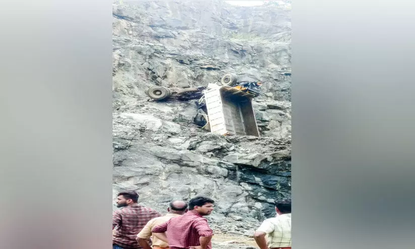 പാ​റ​മ​ട​യി​ൽ കരിങ്കല്ലുമായി വന്ന ലോറി താഴ്ചയിലേക്ക് മറിഞ്ഞു