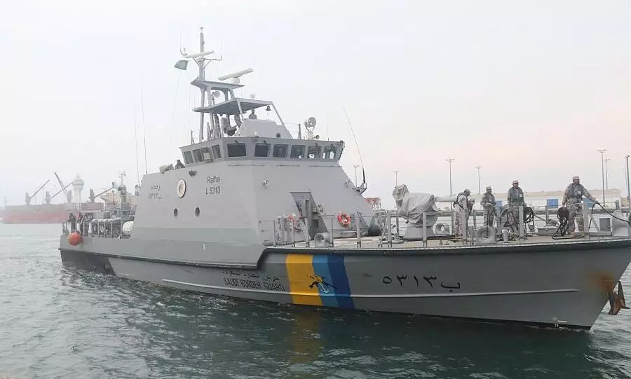 തീപിടിച്ച കപ്പലിലെ ജീവനക്കാരെ സൗദി അതിർത്തി സുരക്ഷാസേന രക്ഷപ്പെടുത്തി തീപിടിച്ച കപ്പലിലെ ജീവനക്കാരെ സൗദി അതിർത്തി സുരക്ഷാസേന രക്ഷപ്പെടുത്തി