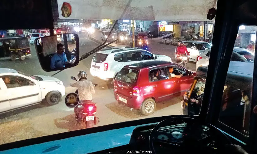 സിഗ്നൽ സംവിധാനം വൈകീട്ട് ഏഴുവരെ; ചന്ദ്രഗിരി ജങ്ഷനിൽ കുരുക്ക് സിഗ്നൽ സംവിധാനം വൈകീട്ട് ഏഴുവരെ; ചന്ദ്രഗിരി ജങ്ഷനിൽ കുരുക്ക്