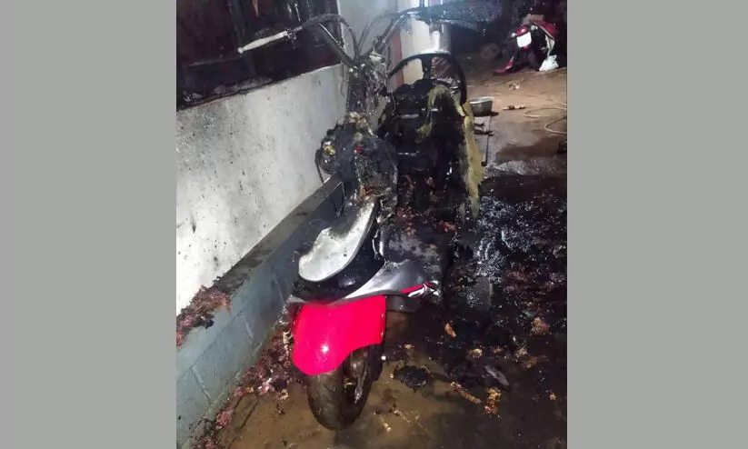 പാലക്കാട്ട് ഇലക്ട്രിക് സ്കൂട്ടർ പൊട്ടിത്തെറിച്ചു പാലക്കാട്ട് ഇലക്ട്രിക് സ്കൂട്ടർ പൊട്ടിത്തെറിച്ചു