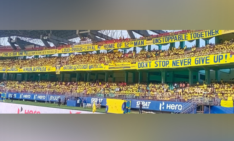 മഞ്ഞയിലലിഞ്ഞ് കൊച്ചി, ആവേശത്തേരിൽ കിക്കോഫിലേക്ക്... മഞ്ഞയിലലിഞ്ഞ് കൊച്ചി, ആവേശത്തേരിൽ കിക്കോഫിലേക്ക്...