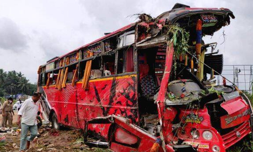 വടക്കാഞ്ചേരി അപകടം: മരണമടഞ്ഞ കെ.എസ്.ആർ.ടി.സി യാത്രക്കാർക്ക് 10 ലക്ഷം വേഗത്തിൽ ലഭ്യമാക്കും വടക്കാഞ്ചേരി അപകടം: മരണമടഞ്ഞ കെ.എസ്.ആർ.ടി.സി യാത്രക്കാർക്ക് 10 ലക്ഷം വേഗത്തിൽ ലഭ്യമാക്കും