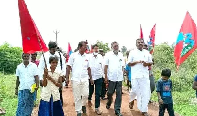 ഇറാഡിക്കേഷൻ ഓഫ് അൺടച്ചബിലിറ്റി ഫ്രണ്ടിന്റെ നേതൃത്വത്തിൽ തിരുവള്ളൂർ ജില്ലയിൽ നടന്ന സമരത്തിൽ ആതവൻ ദീച്ചന്യ പങ്കെടുത്തപ്പോൾ ഇറാഡിക്കേഷൻ ഓഫ് അൺടച്ചബിലിറ്റി ഫ്രണ്ടിന്റെ നേതൃത്വത്തിൽ തിരുവള്ളൂർ ജില്ലയിൽ നടന്ന സമരത്തിൽ ആതവൻ ദീച്ചന്യ പങ്കെടുത്തപ്പോൾ