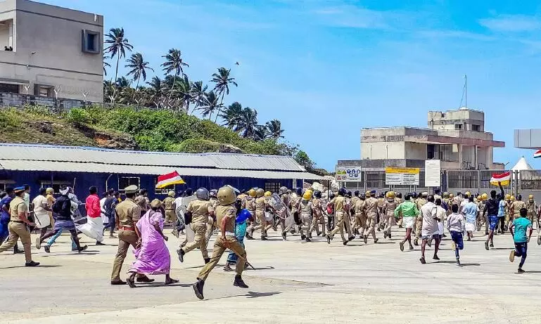 വിഴിഞ്ഞം തുറമുഖ പ്രദേശത്തേക്കുള്ള വഴി തടയുന്ന സമരപ്പന്തൽ നീക്കണമെന്ന് ഹൈകോടതി വിഴിഞ്ഞം തുറമുഖ പ്രദേശത്തേക്കുള്ള വഴി തടയുന്ന സമരപ്പന്തൽ നീക്കണമെന്ന് ഹൈകോടതി