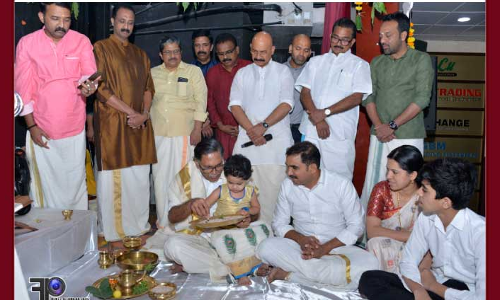 ആദ്യക്ഷരം കുറിച്ച് കുരുന്നുകൾ