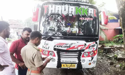 ടൂറിസ്റ്റ് ബസുകൾക്കെതിരെ നടപടി; 37,750 രൂപ പിഴ ചുമത്തി ടൂറിസ്റ്റ് ബസുകൾക്കെതിരെ നടപടി; 37,750 രൂപ പിഴ ചുമത്തി