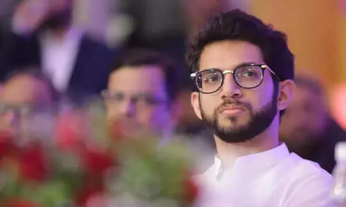 പിതാവ് ആശുപത്രിയിലായിരിക്കുമ്പോൾ ആദിത്യ താക്കറെ സ്വിറ്റ്സർലാൻഡിലെ പബ്ബിൽ ആഘോഷത്തിലായിരുന്നെന്ന്