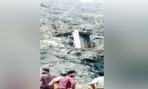 പാ​റ​മ​ട​യി​ൽ കരിങ്കല്ലുമായി വന്ന ലോറി താഴ്ചയിലേക്ക് മറിഞ്ഞു