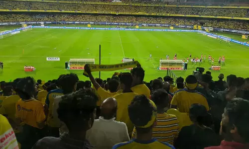 മഞ്ഞക്കടൽ കണ്ട് അതിശയം കൂറി ബ്ലാസ്റ്റേഴ്സ് താരങ്ങൾ, ആരാധകരെ ഇളക്കിമറിച്ച് ഇവാൻ