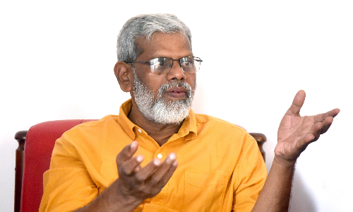 ക​​ക്കാ​നാ​​ടി​​ൽ പ്ര​​സി​​ഡ​​ന്റി​നെ​ക്കാ​​ൾ ഉ​​യ​​രെ​​യാ​​ണ്​   തോ​​ട്ടി​​പ്പ​ണി​ക്കാ​ർ; ദ​ലി​ത്​ ആ​ക്ടി​വി​സ്റ്റ്​ ആ​​ത​​വ​​ൻ ദീ​​ച്ച​​ന്യ സംസാരിക്കുന്നു