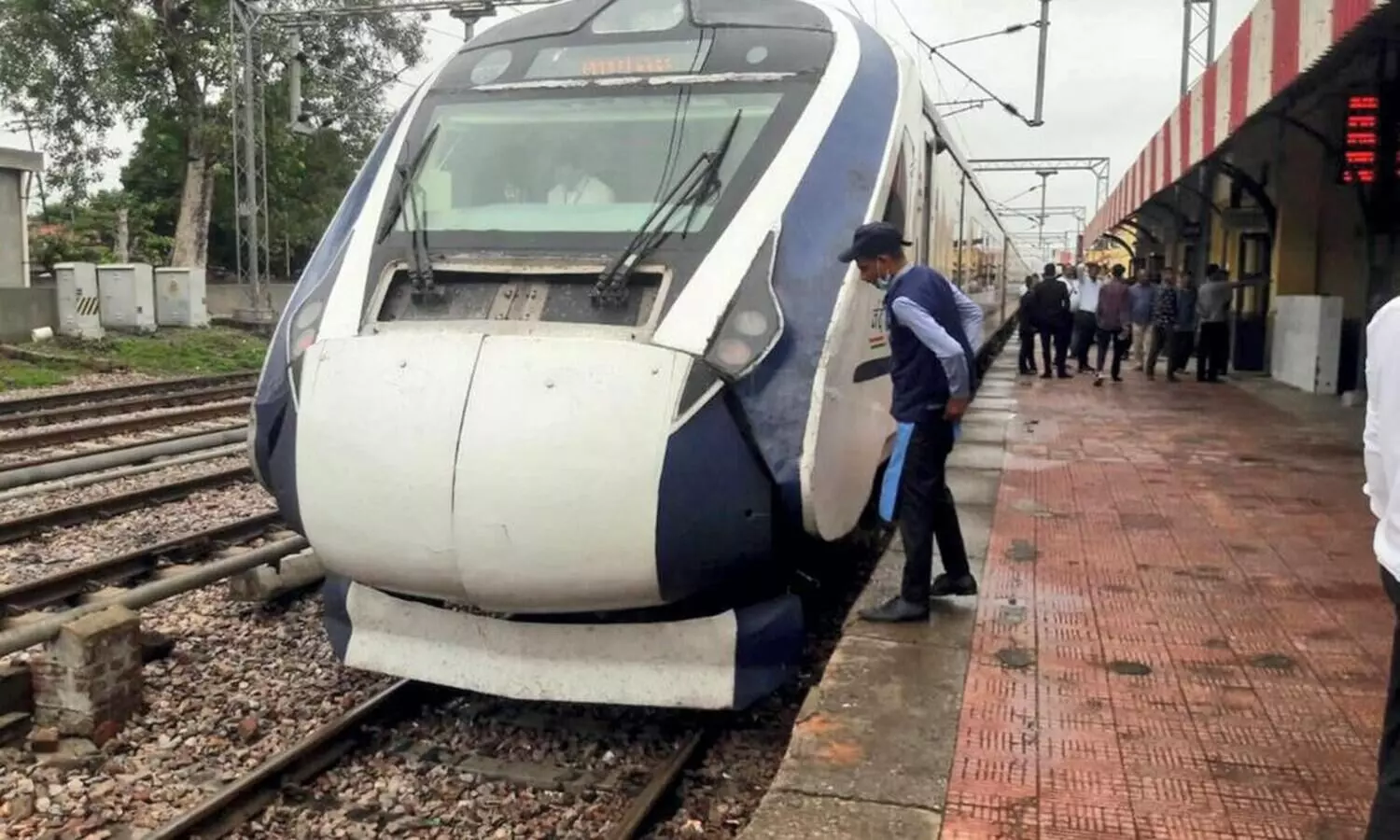 ഡൽഹി-വാരണാസി വന്ദേഭാരത് എക്സ്പ്രസിന് തകരാർ; മൂന്ന് ദിവസത്തിനിടെ മൂന്നാമത്തെ സംഭവം