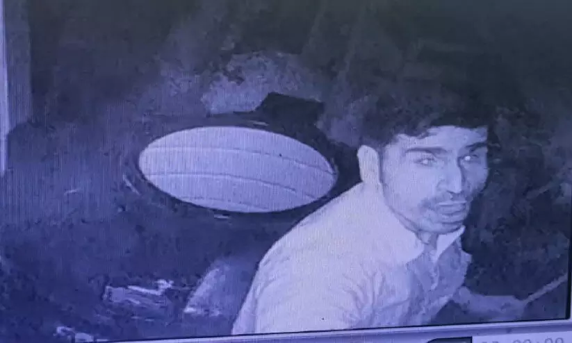 മോഷണം തടയാൻ ലക്ഷ്യമിട്ട് സ്ഥാപിച്ച സി.സി.ടി.വികളടക്കം മോഷ്ടാക്കൾ കവരുന്നു മോഷണം തടയാൻ ലക്ഷ്യമിട്ട് സ്ഥാപിച്ച സി.സി.ടി.വികളടക്കം മോഷ്ടാക്കൾ കവരുന്നു