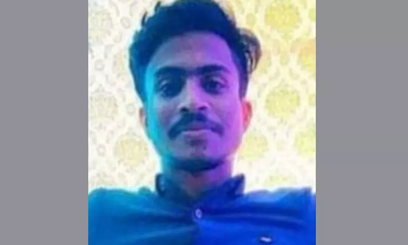 നബിദിനാഘോഷ പരിപാടിക്ക് മാല ബള്ബ് ഇടുന്നതിനിടെ ഷോക്കേറ്റ് മരിച്ചു നബിദിനാഘോഷ പരിപാടിക്ക് മാല ബള്ബ് ഇടുന്നതിനിടെ ഷോക്കേറ്റ് മരിച്ചു