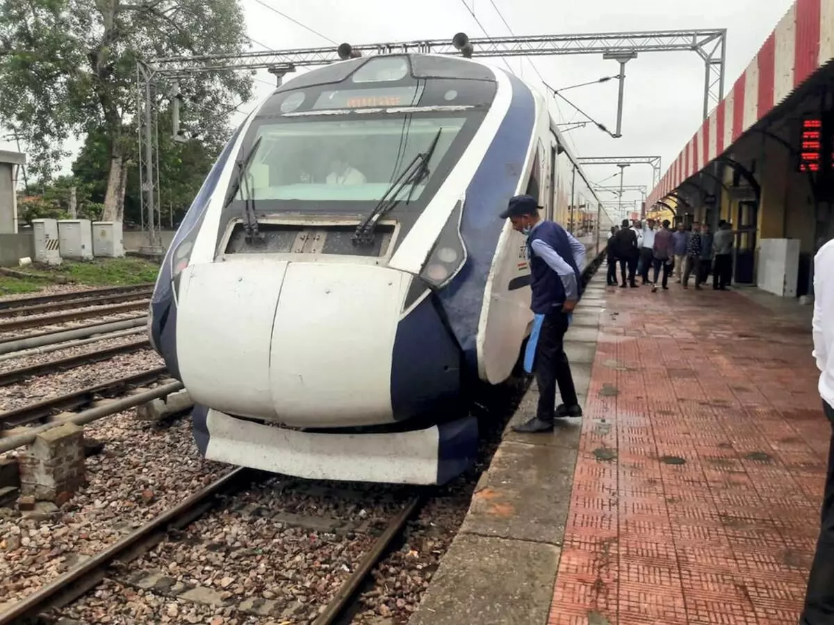 ഡൽഹി-വാരണാസി വന്ദേഭാരത് എക്സ്പ്രസിന് തകരാർ; മൂന്ന് ദിവസത്തിനിടെ മൂന്നാമത്തെ സംഭവം ഡൽഹി-വാരണാസി വന്ദേഭാരത് എക്സ്പ്രസിന് തകരാർ; മൂന്ന് ദിവസത്തിനിടെ മൂന്നാമത്തെ സംഭവം