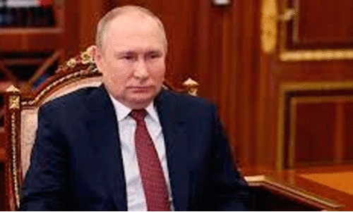 70ാം പിറന്നാൾ ദിനത്തിൽ പുടിന് ട്രാക്ടർ സമ്മാനിച്ച് ബലറൂസ് പ്രസിഡന്‍റ്