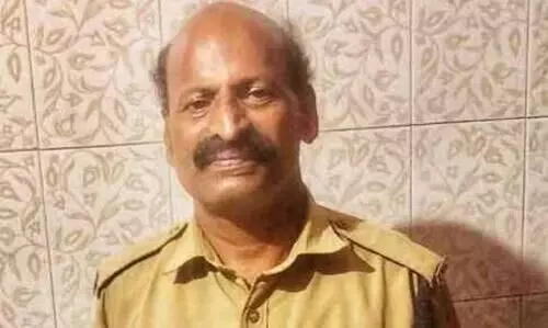 റെയിൽ പാളത്തിൽനിന്ന് ലോട്ടറി വിൽപനക്കാരനെ ജീവതത്തിലേക്ക് ചേർത്തുപിടിച്ച് രാജൻ