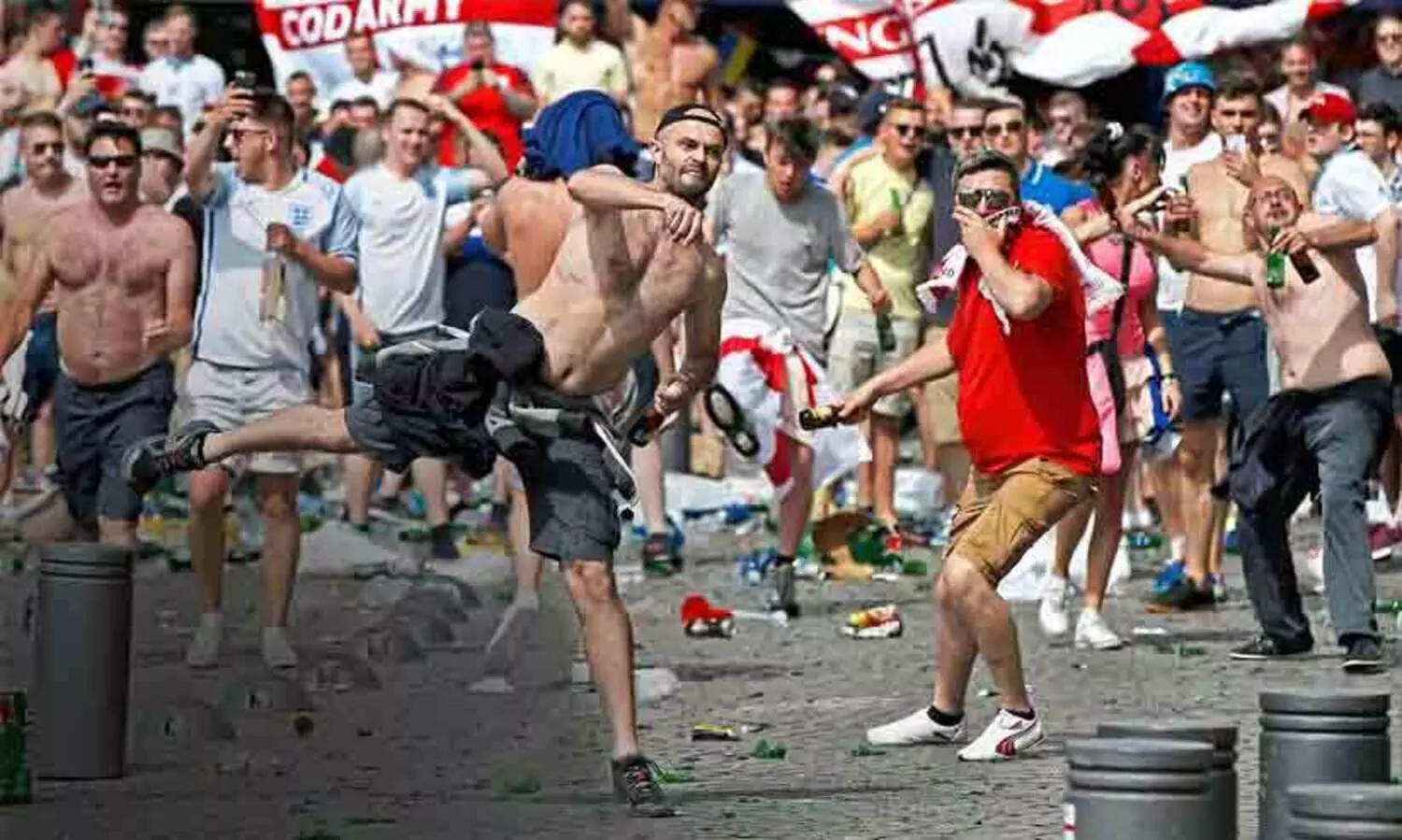 ഇംഗ്ലീഷ് ഹൂളിഗന്മാർക്ക് ഇത്തവണ വീട്ടിലിരുന്ന് ലോകകപ്പ് കാണാം; പാസ്പോർട്ട് വിദേശകാര്യ വകുപ്പിന് കൈമാറണം