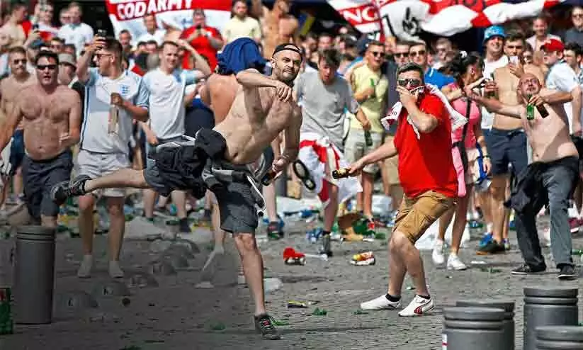 ഇംഗ്ലീഷ് ഹൂളിഗന്മാർക്ക് ഇത്തവണ വീട്ടിലിരുന്ന് ലോകകപ്പ് കാണാം; പാസ്പോർട്ട് വിദേശകാര്യ വകുപ്പിന് കൈമാറണം