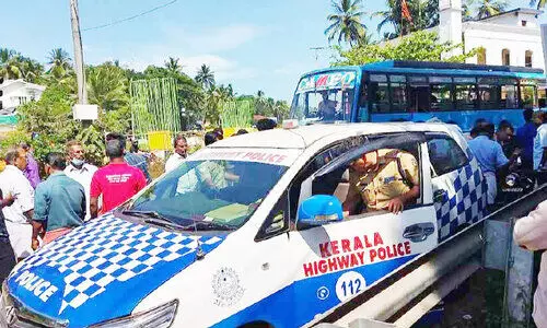 അപകട വളവിൽ പരിശോധനയുമായി പൊലീസ്; ബൈക്ക് യാത്രികൻ അപകടത്തിൽപെട്ടു