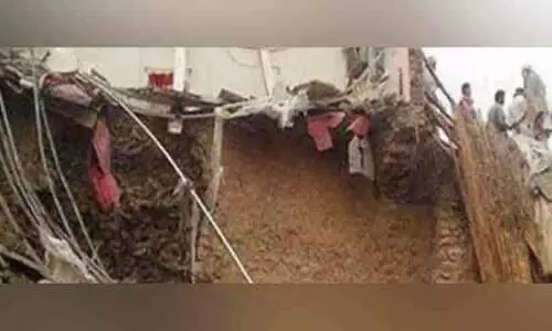 വീടിന്റെ മേൽക്കൂര തകർന്ന് എട്ട് കുട്ടികളും മാതാവും മരിച്ചു വീടിന്റെ മേൽക്കൂര തകർന്ന് എട്ട് കുട്ടികളും മാതാവും മരിച്ചു