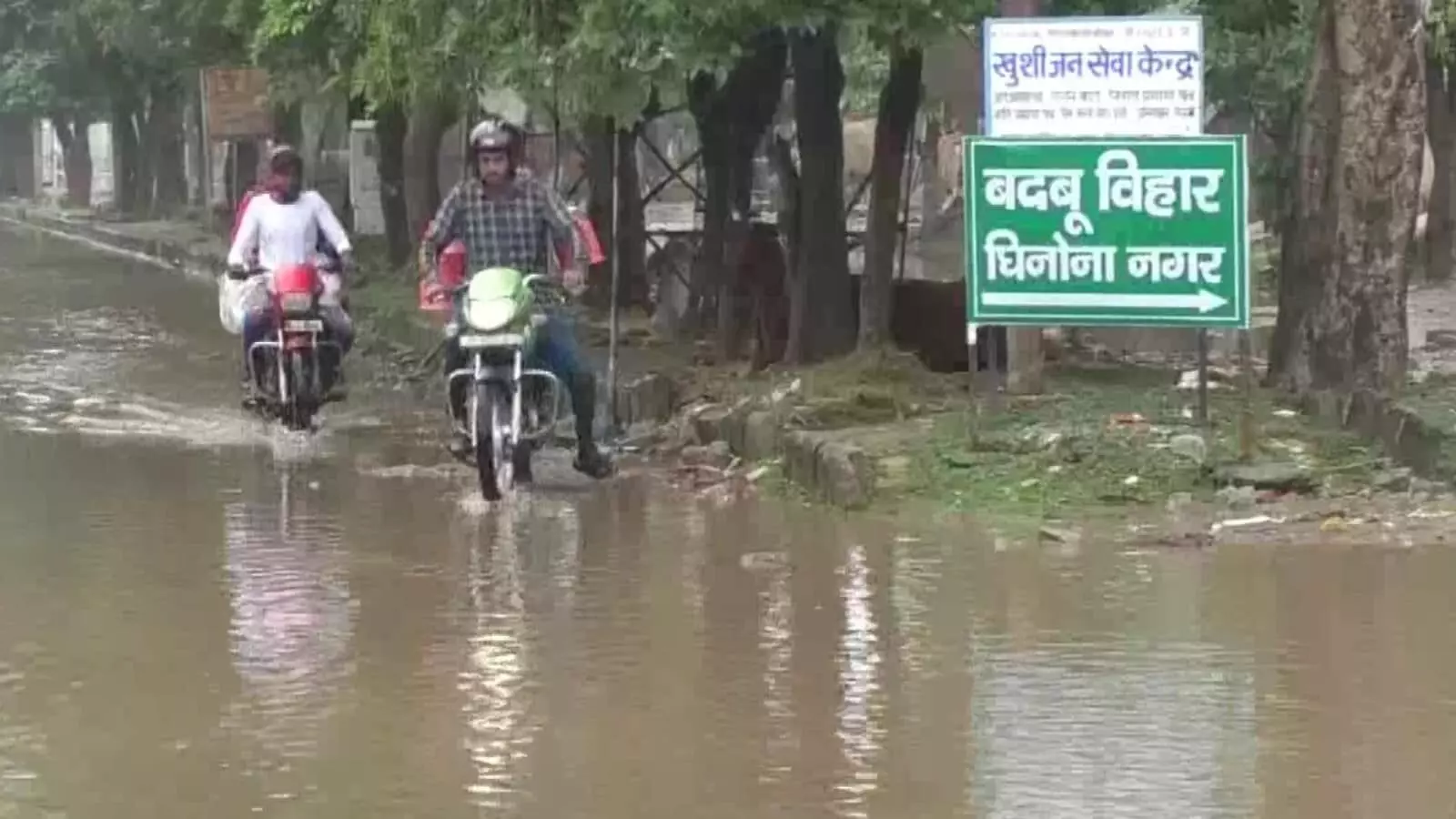 വെള്ളത്തിൽ മുങ്ങിയ റോഡുകളും കെട്ടിക്കിടക്കുന്ന മാലിന്യവും; യു.പിയിൽ സ്ഥലങ്ങളുടെ പേര് മാറ്റി വ്യത്യസ്ത പ്രതിഷേധം